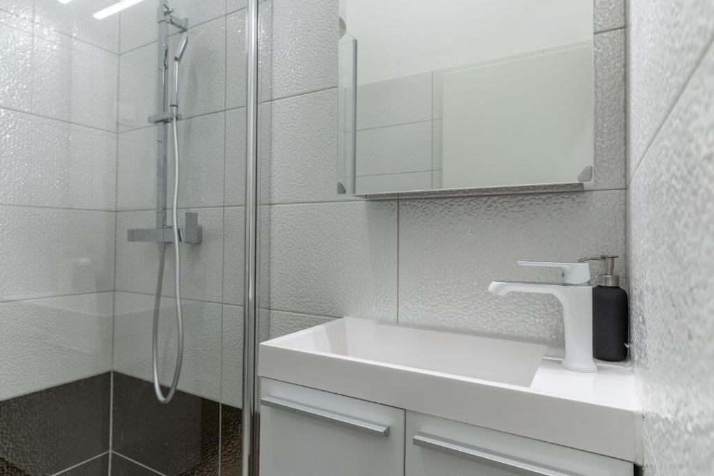 Modern private bathroom at Villa Sofia